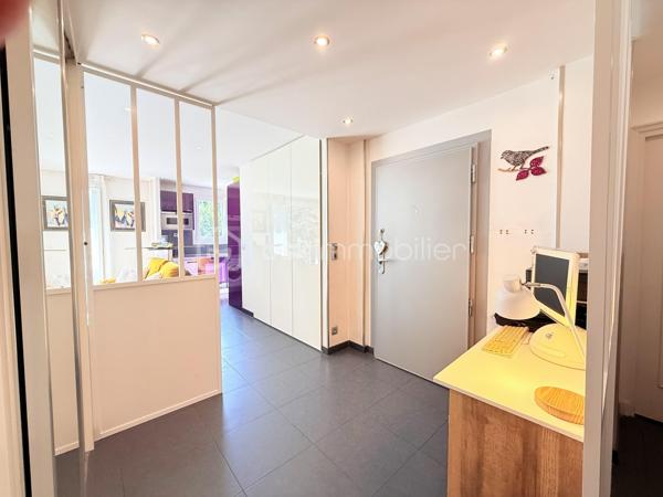 Découvrez ce CHARMENT appartement 4 pièces de 76m2, situé au PLATEAU D'AVRON dans une zone CALME ET PAVILLONAIRE, idéal pour une famille ou un jeune couple en quête de sérénité.

Au 1er étage d'une petite copropriété très bien entretenue de 12 lots, ce bien vous séduira par sa luminosité et son absence totale de vis-à-vis, garantissant calme et intimité quotidien.

L' appartement se compose d'une entrée lumineuse avec rangements, pratique et fonctionnelle.
L'agencement distingue parfaitement l'espace de vie de l'espace nuit.
Le séjour de 18m2, SPACIEUX et LUMINEUX, bénéficie d'un accès direct au BALCON.
La cuisine ouverte, AMENAGEE ET EQUIPEE, communique harmonieusement avec l'espace vie et offre un cadre idéal pour partager des moments conviviaux en famille ou entre amis.

Coté nuit vous y trouverez 3 BELLES CHAMBRES AVEC RANGEMENTS, une des chambres dispose d'un BALCON.
L'espace est complété par une SDB et WC séparé.

Le bien comprend également un GARAGE, une CAVE et d'un SECHOIR pouvant faire office d'une 2eme CAVE.

Les ++ :

RAPID MARKET 
Boulangerie et PIZZERIA
BAR TABAC et Relais Colis 
Centre Médical  
Cinéma, un marché couvert TOUS LES VENDREDIS MATIN et une MICRO CRECHE.
A 1 mn à pied de l'école Elémentaire Edouard HERRIOT.
A 1 mn à pied de la Maternelle Paul LETOMBE.
A 1 mn du Bus 114 qui dessert le RER A en 16mn et à 12 mn du RER E le Raincy Villemomble.
A 5 mn du PARC DES COTEAUX D'AVRON