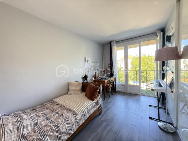 Découvrez ce CHARMENT appartement 4 pièces de 76m2, situé au PLATEAU D'AVRON dans une zone CALME ET PAVILLONAIRE, idéal pour une famille ou un jeune couple en quête de sérénité.

Au 1er étage d'une petite copropriété très bien entretenue de 12 lots, ce bien vous séduira par sa luminosité et son absence totale de vis-à-vis, garantissant calme et intimité quotidien.

L' appartement se compose d'une entrée lumineuse avec rangements, pratique et fonctionnelle.
L'agencement distingue parfaitement l'espace de vie de l'espace nuit.
Le séjour de 18m2, SPACIEUX et LUMINEUX, bénéficie d'un accès direct au BALCON.
La cuisine ouverte, AMENAGEE ET EQUIPEE, communique harmonieusement avec l'espace vie et offre un cadre idéal pour partager des moments conviviaux en famille ou entre amis.

Coté nuit vous y trouverez 3 BELLES CHAMBRES AVEC RANGEMENTS, une des chambres dispose d'un BALCON.
L'espace est complété par une SDB et WC séparé.

Le bien comprend également un GARAGE, une CAVE et d'un SECHOIR pouvant faire office d'une 2eme CAVE.

Les ++ :

RAPID MARKET 
Boulangerie et PIZZERIA
BAR TABAC et Relais Colis 
Centre Médical  
Cinéma, un marché couvert TOUS LES VENDREDIS MATIN et une MICRO CRECHE.
A 1 mn à pied de l'école Elémentaire Edouard HERRIOT.
A 1 mn à pied de la Maternelle Paul LETOMBE.
A 1 mn du Bus 114 qui dessert le RER A en 16mn et à 12 mn du RER E le Raincy Villemomble.
A 5 mn du PARC DES COTEAUX D'AVRON