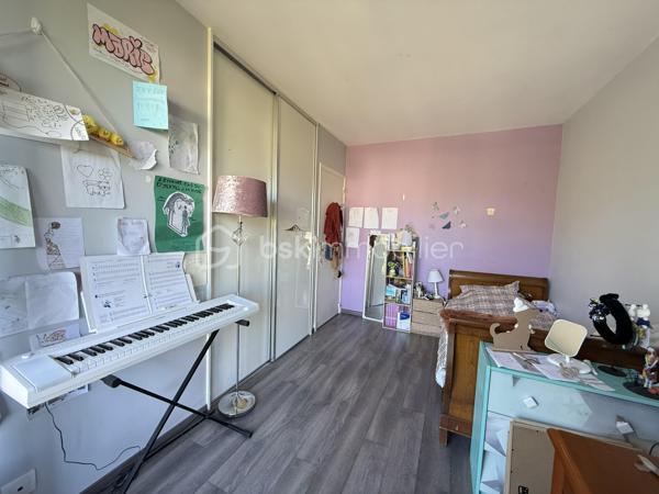 Découvrez ce CHARMENT appartement 4 pièces de 76m2, situé au PLATEAU D'AVRON dans une zone CALME ET PAVILLONAIRE, idéal pour une famille ou un jeune couple en quête de sérénité.

Au 1er étage d'une petite copropriété très bien entretenue de 12 lots, ce bien vous séduira par sa luminosité et son absence totale de vis-à-vis, garantissant calme et intimité quotidien.

L' appartement se compose d'une entrée lumineuse avec rangements, pratique et fonctionnelle.
L'agencement distingue parfaitement l'espace de vie de l'espace nuit.
Le séjour de 18m2, SPACIEUX et LUMINEUX, bénéficie d'un accès direct au BALCON.
La cuisine ouverte, AMENAGEE ET EQUIPEE, communique harmonieusement avec l'espace vie et offre un cadre idéal pour partager des moments conviviaux en famille ou entre amis.

Coté nuit vous y trouverez 3 BELLES CHAMBRES AVEC RANGEMENTS, une des chambres dispose d'un BALCON.
L'espace est complété par une SDB et WC séparé.

Le bien comprend également un GARAGE, une CAVE et d'un SECHOIR pouvant faire office d'une 2eme CAVE.

Les ++ :

RAPID MARKET 
Boulangerie et PIZZERIA
BAR TABAC et Relais Colis 
Centre Médical  
Cinéma, un marché couvert TOUS LES VENDREDIS MATIN et une MICRO CRECHE.
A 1 mn à pied de l'école Elémentaire Edouard HERRIOT.
A 1 mn à pied de la Maternelle Paul LETOMBE.
A 1 mn du Bus 114 qui dessert le RER A en 16mn et à 12 mn du RER E le Raincy Villemomble.
A 5 mn du PARC DES COTEAUX D'AVRON