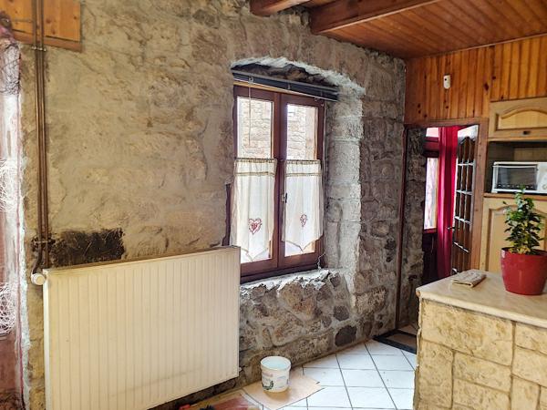 Maison a renover avec terrain non attenant dans le centre de Lapte