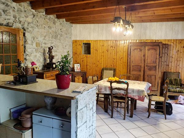 Maison a renover avec terrain non attenant dans le centre de Lapte