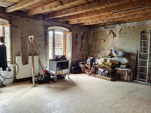 Maison a renover avec terrain non attenant dans le centre de Lapte