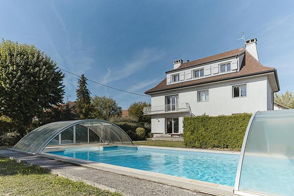 Maison d’architecte en coeur de ville avec piscine et jardin arboré