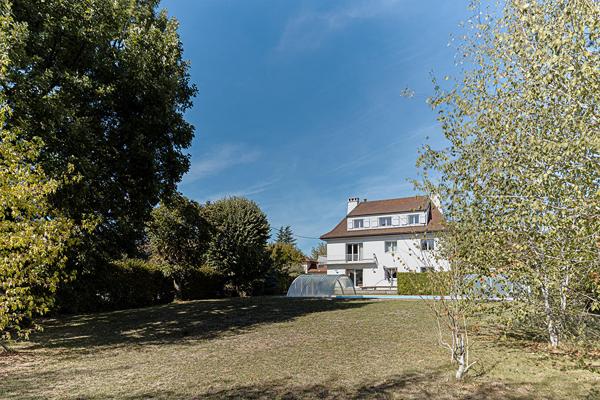 Maison d’architecte en coeur de ville avec piscine et jardin arboré