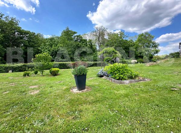 à 2 mn de Coulommiers: pavillon sur sous-sol total, salon séjour de 38 m²..4 chambres..terrain de 12