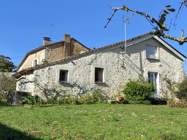 SECTEUR LA ROCHEFOUCAULD Jolie maison de campagne avec 2 granges et jardin