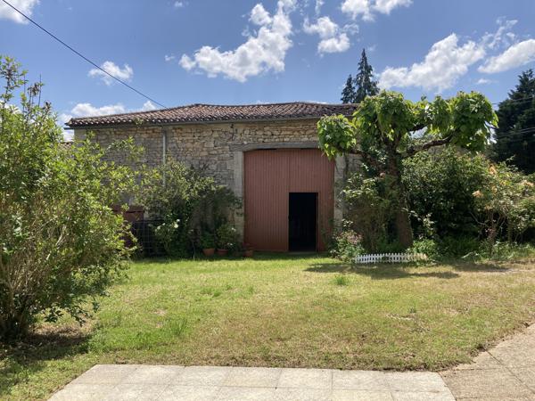 SECTEUR LA ROCHEFOUCAULD Jolie maison de campagne avec 2 granges et jardin