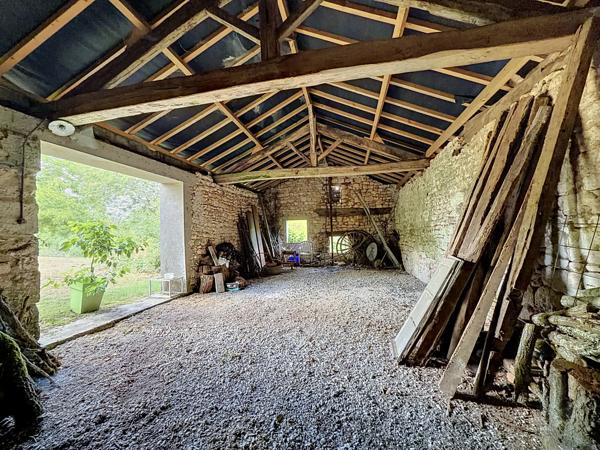 SECTEUR LA ROCHEFOUCAULD Jolie maison de campagne avec 2 granges et jardin