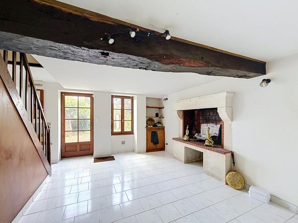 SECTEUR LA ROCHEFOUCAULD Jolie maison de campagne avec 2 granges et jardin