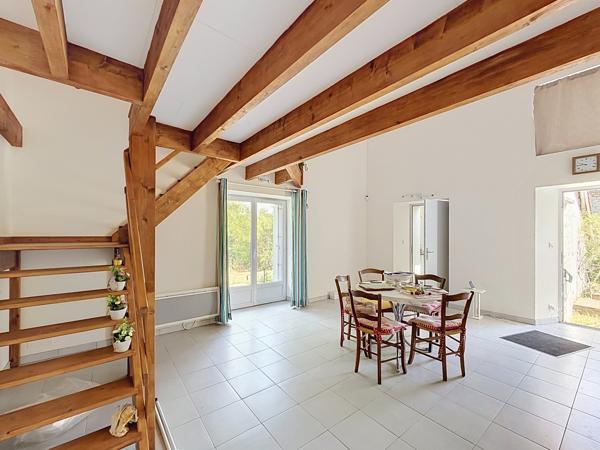 SECTEUR LA ROCHEFOUCAULD Jolie maison de campagne avec 2 granges et jardin