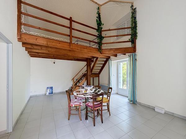 SECTEUR LA ROCHEFOUCAULD Jolie maison de campagne avec 2 granges et jardin
