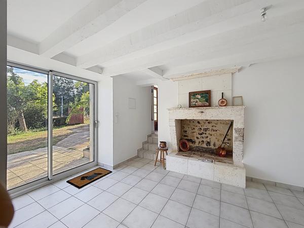 SECTEUR LA ROCHEFOUCAULD Jolie maison de campagne avec 2 granges et jardin