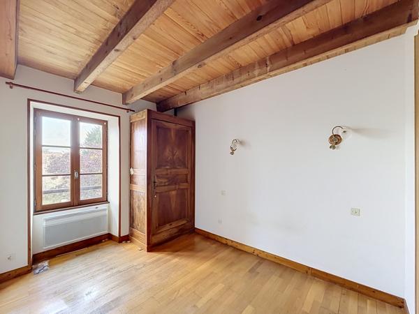 SECTEUR LA ROCHEFOUCAULD Jolie maison de campagne avec 2 granges et jardin