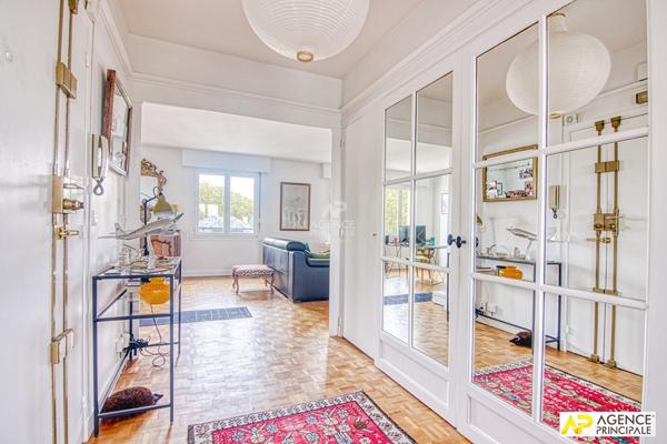 Versailles Notre-Dame Boulevard de la Reine Appartement 5 pièces 103 m² situé au 5ème et dernier étage avec ascenseur, cave et parking en sous-sol €795 000 ** - Référence 27520