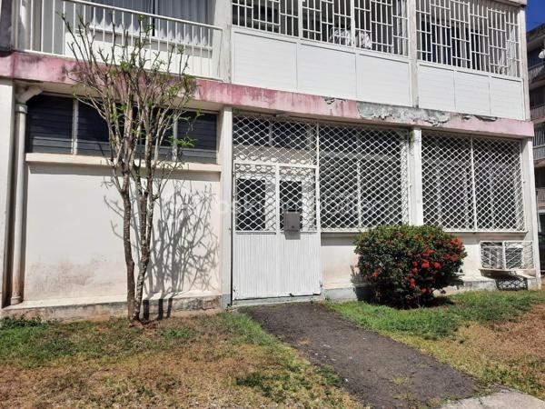 Situé au rez-de-chaussée d’un immeuble de 4 étages, dans une résidence datant de 1977, ce local professionnel de 58 m² offre une configuration simple et fonctionnelle.

Il se compose d’une grande pièce d’accueil spacieuse et lumineuse, de deux bureaux indépendants, d’une petite pièce à l’arrière ainsi que d’un WC séparé.

Il peut convenir à différentes activités professionnelles, notamment bureaux, professions libérales ou activités de services.

Un parking commun à la résidence est disponible, avec des places en stationnement libre.

Quelques travaux sont à prévoir, ainsi qu’un aménagement en fonction des besoins de votre activité.

Le local bénéficie d’un emplacement pratique, à proximité des commerces, des commodités, des écoles et des lycées.
Un espace professionnel à aménager selon vos besoins, dans un secteur facilement accessible.