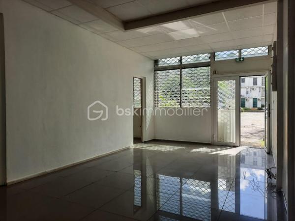 Situé au rez-de-chaussée d’un immeuble de 4 étages, dans une résidence datant de 1977, ce local professionnel de 58 m² offre une configuration simple et fonctionnelle.

Il se compose d’une grande pièce d’accueil spacieuse et lumineuse, de deux bureaux indépendants, d’une petite pièce à l’arrière ainsi que d’un WC séparé.

Il peut convenir à différentes activités professionnelles, notamment bureaux, professions libérales ou activités de services.

Un parking commun à la résidence est disponible, avec des places en stationnement libre.

Quelques travaux sont à prévoir, ainsi qu’un aménagement en fonction des besoins de votre activité.

Le local bénéficie d’un emplacement pratique, à proximité des commerces, des commodités, des écoles et des lycées.
Un espace professionnel à aménager selon vos besoins, dans un secteur facilement accessible.