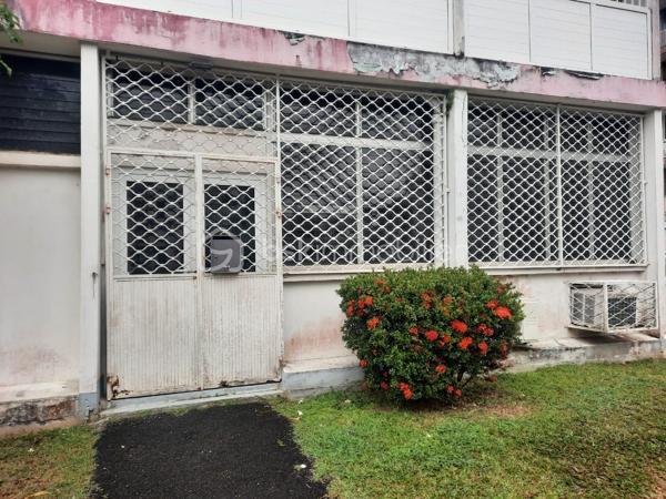 Situé au rez-de-chaussée d’un immeuble de 4 étages, dans une résidence datant de 1977, ce local professionnel de 58 m² offre une configuration simple et fonctionnelle.

Il se compose d’une grande pièce d’accueil spacieuse et lumineuse, de deux bureaux indépendants, d’une petite pièce à l’arrière ainsi que d’un WC séparé.

Il peut convenir à différentes activités professionnelles, notamment bureaux, professions libérales ou activités de services.

Un parking commun à la résidence est disponible, avec des places en stationnement libre.

Quelques travaux sont à prévoir, ainsi qu’un aménagement en fonction des besoins de votre activité.

Le local bénéficie d’un emplacement pratique, à proximité des commerces, des commodités, des écoles et des lycées.
Un espace professionnel à aménager selon vos besoins, dans un secteur facilement accessible.