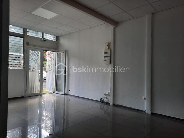 Situé au rez-de-chaussée d’un immeuble de 4 étages, dans une résidence datant de 1977, ce local professionnel de 58 m² offre une configuration simple et fonctionnelle.

Il se compose d’une grande pièce d’accueil spacieuse et lumineuse, de deux bureaux indépendants, d’une petite pièce à l’arrière ainsi que d’un WC séparé.

Il peut convenir à différentes activités professionnelles, notamment bureaux, professions libérales ou activités de services.

Un parking commun à la résidence est disponible, avec des places en stationnement libre.

Quelques travaux sont à prévoir, ainsi qu’un aménagement en fonction des besoins de votre activité.

Le local bénéficie d’un emplacement pratique, à proximité des commerces, des commodités, des écoles et des lycées.
Un espace professionnel à aménager selon vos besoins, dans un secteur facilement accessible.