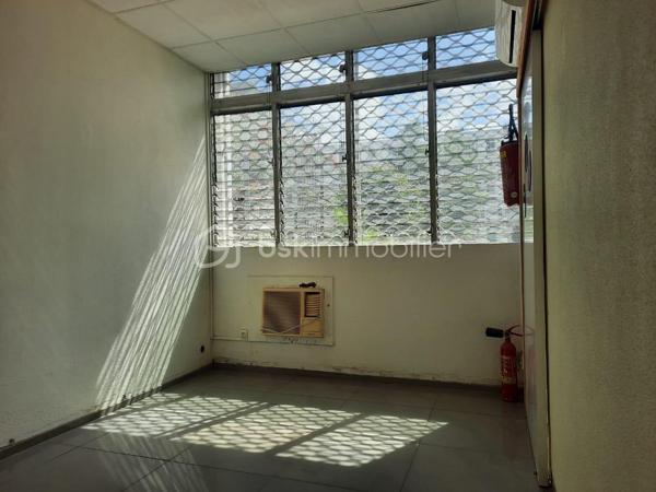 Situé au rez-de-chaussée d’un immeuble de 4 étages, dans une résidence datant de 1977, ce local professionnel de 58 m² offre une configuration simple et fonctionnelle.

Il se compose d’une grande pièce d’accueil spacieuse et lumineuse, de deux bureaux indépendants, d’une petite pièce à l’arrière ainsi que d’un WC séparé.

Il peut convenir à différentes activités professionnelles, notamment bureaux, professions libérales ou activités de services.

Un parking commun à la résidence est disponible, avec des places en stationnement libre.

Quelques travaux sont à prévoir, ainsi qu’un aménagement en fonction des besoins de votre activité.

Le local bénéficie d’un emplacement pratique, à proximité des commerces, des commodités, des écoles et des lycées.
Un espace professionnel à aménager selon vos besoins, dans un secteur facilement accessible.