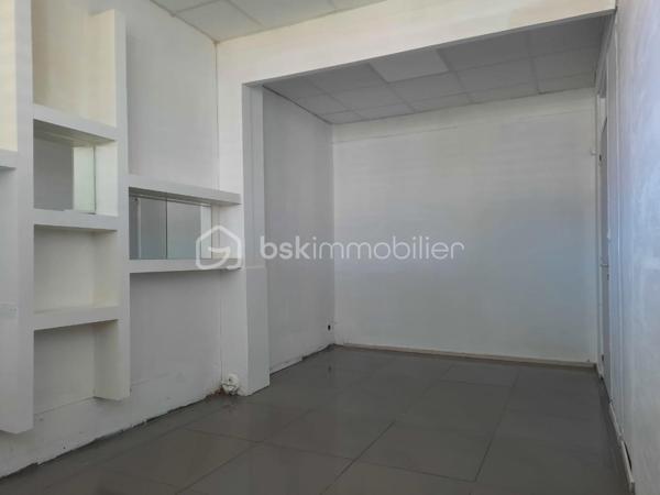 Situé au rez-de-chaussée d’un immeuble de 4 étages, dans une résidence datant de 1977, ce local professionnel de 58 m² offre une configuration simple et fonctionnelle.

Il se compose d’une grande pièce d’accueil spacieuse et lumineuse, de deux bureaux indépendants, d’une petite pièce à l’arrière ainsi que d’un WC séparé.

Il peut convenir à différentes activités professionnelles, notamment bureaux, professions libérales ou activités de services.

Un parking commun à la résidence est disponible, avec des places en stationnement libre.

Quelques travaux sont à prévoir, ainsi qu’un aménagement en fonction des besoins de votre activité.

Le local bénéficie d’un emplacement pratique, à proximité des commerces, des commodités, des écoles et des lycées.
Un espace professionnel à aménager selon vos besoins, dans un secteur facilement accessible.