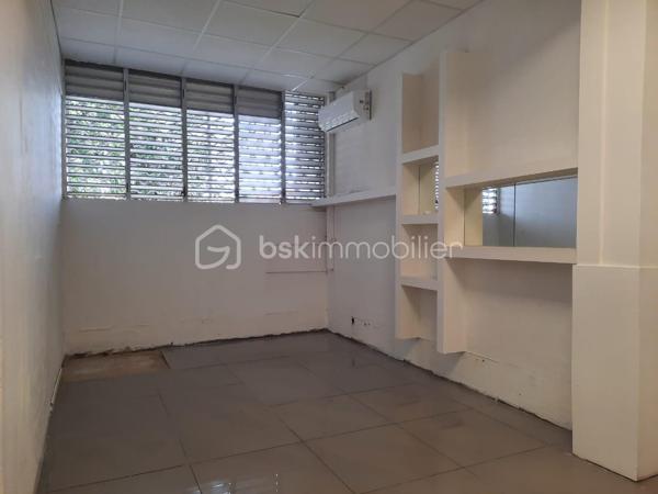 Situé au rez-de-chaussée d’un immeuble de 4 étages, dans une résidence datant de 1977, ce local professionnel de 58 m² offre une configuration simple et fonctionnelle.

Il se compose d’une grande pièce d’accueil spacieuse et lumineuse, de deux bureaux indépendants, d’une petite pièce à l’arrière ainsi que d’un WC séparé.

Il peut convenir à différentes activités professionnelles, notamment bureaux, professions libérales ou activités de services.

Un parking commun à la résidence est disponible, avec des places en stationnement libre.

Quelques travaux sont à prévoir, ainsi qu’un aménagement en fonction des besoins de votre activité.

Le local bénéficie d’un emplacement pratique, à proximité des commerces, des commodités, des écoles et des lycées.
Un espace professionnel à aménager selon vos besoins, dans un secteur facilement accessible.
