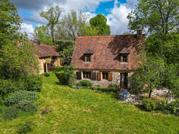 Maison ancienne - Sarlat-la-caneda Sur les hauteurs de la vallée du Céou, bel ensemble de 2 maisons et piscine sur terrain de 7000m².