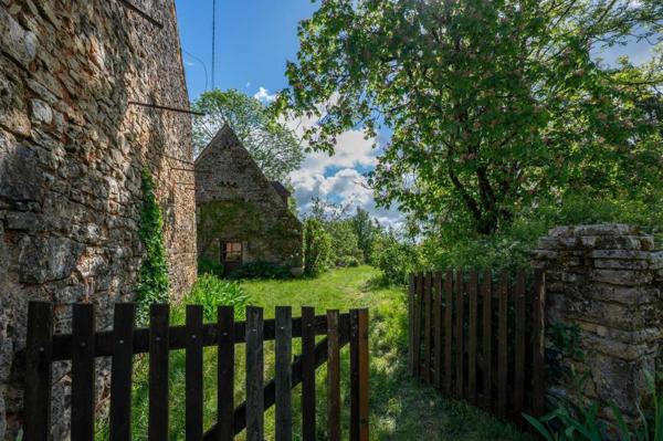 Maison ancienne - Sarlat-la-caneda Sur les hauteurs de la vallée du Céou, bel ensemble de 2 maisons et piscine sur terrain de 7000m².