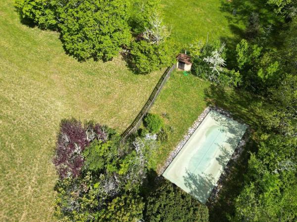 Maison ancienne - Sarlat-la-caneda Sur les hauteurs de la vallée du Céou, bel ensemble de 2 maisons et piscine sur terrain de 7000m².