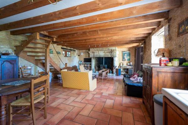 Maison ancienne - Sarlat-la-caneda Sur les hauteurs de la vallée du Céou, bel ensemble de 2 maisons et piscine sur terrain de 7000m².