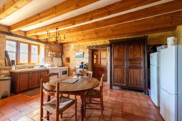 Maison ancienne - Sarlat-la-caneda Sur les hauteurs de la vallée du Céou, bel ensemble de 2 maisons et piscine sur terrain de 7000m².