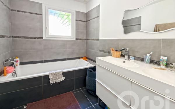 Maison à vendre    5 pièces •  Rochegude