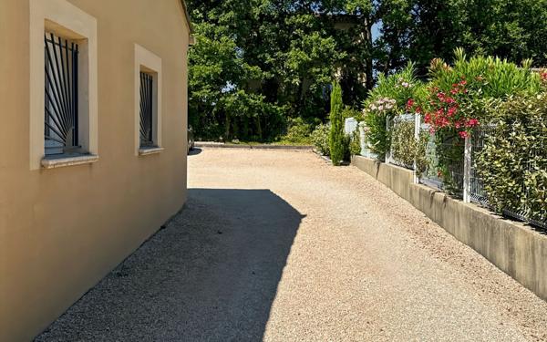 Maison à vendre    5 pièces •  Rochegude