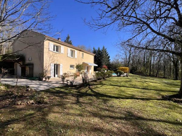 Maison ancienne - Lalinde MAISON SPACIEUSE DE 3 CHAMBRES AVEC APPARTEMENT INDÉPENDANT D'UNE CHAMBRE, VASTES JARDINS CLÔTURÉS, PISCINE ET GARAGE. À PROXIMITÉ DE LALINDE. 0,3 HA (3/4 ACRE) PF90326