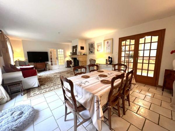 Maison ancienne - Lalinde MAISON SPACIEUSE DE 3 CHAMBRES AVEC APPARTEMENT INDÉPENDANT D'UNE CHAMBRE, VASTES JARDINS CLÔTURÉS, PISCINE ET GARAGE. À PROXIMITÉ DE LALINDE. 0,3 HA (3/4 ACRE) PF90326