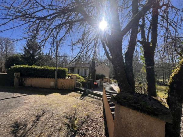 Maison ancienne - Lalinde MAISON SPACIEUSE DE 3 CHAMBRES AVEC APPARTEMENT INDÉPENDANT D'UNE CHAMBRE, VASTES JARDINS CLÔTURÉS, PISCINE ET GARAGE. À PROXIMITÉ DE LALINDE. 0,3 HA (3/4 ACRE) PF90326