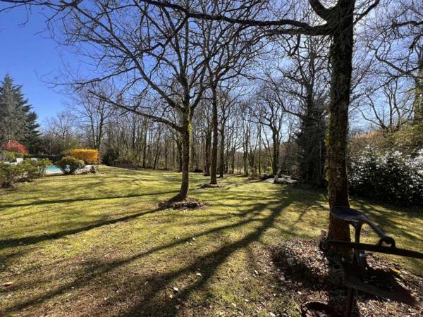 Maison ancienne - Lalinde MAISON SPACIEUSE DE 3 CHAMBRES AVEC APPARTEMENT INDÉPENDANT D'UNE CHAMBRE, VASTES JARDINS CLÔTURÉS, PISCINE ET GARAGE. À PROXIMITÉ DE LALINDE. 0,3 HA (3/4 ACRE) PF90326