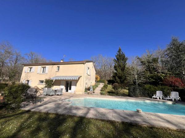 Maison ancienne - Lalinde MAISON SPACIEUSE DE 3 CHAMBRES AVEC APPARTEMENT INDÉPENDANT D'UNE CHAMBRE, VASTES JARDINS CLÔTURÉS, PISCINE ET GARAGE. À PROXIMITÉ DE LALINDE. 0,3 HA (3/4 ACRE) PF90326