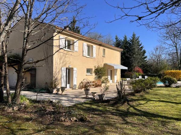 Maison ancienne - Lalinde MAISON SPACIEUSE DE 3 CHAMBRES AVEC APPARTEMENT INDÉPENDANT D'UNE CHAMBRE, VASTES JARDINS CLÔTURÉS, PISCINE ET GARAGE. À PROXIMITÉ DE LALINDE. 0,3 HA (3/4 ACRE) PF90326