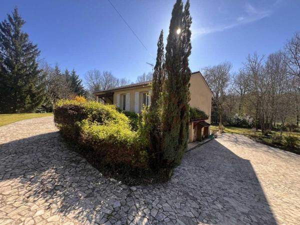Maison ancienne - Lalinde MAISON SPACIEUSE DE 3 CHAMBRES AVEC APPARTEMENT INDÉPENDANT D'UNE CHAMBRE, VASTES JARDINS CLÔTURÉS, PISCINE ET GARAGE. À PROXIMITÉ DE LALINDE. 0,3 HA (3/4 ACRE) PF90326
