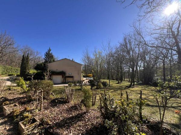 Maison ancienne - Lalinde MAISON SPACIEUSE DE 3 CHAMBRES AVEC APPARTEMENT INDÉPENDANT D'UNE CHAMBRE, VASTES JARDINS CLÔTURÉS, PISCINE ET GARAGE. À PROXIMITÉ DE LALINDE. 0,3 HA (3/4 ACRE) PF90326