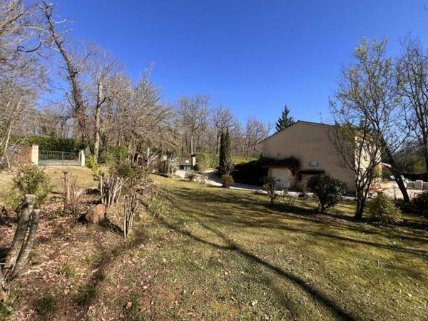 Maison ancienne - Lalinde MAISON SPACIEUSE DE 3 CHAMBRES AVEC APPARTEMENT INDÉPENDANT D'UNE CHAMBRE, VASTES JARDINS CLÔTURÉS, PISCINE ET GARAGE. À PROXIMITÉ DE LALINDE. 0,3 HA (3/4 ACRE) PF90326