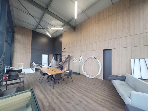 A VENDRE - Bâtiment industriel de 2 820 m² environ sur foncier de plus de 7 000 m² - Montaigu Vendée