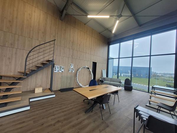 A VENDRE - Bâtiment industriel de 2 820 m² environ sur foncier de plus de 7 000 m² - Montaigu Vendée