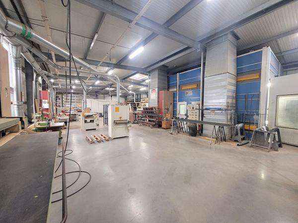 A VENDRE - Bâtiment industriel de 2 820 m² environ sur foncier de plus de 7 000 m² - Montaigu Vendée