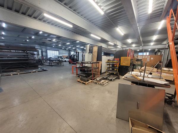 A VENDRE - Bâtiment industriel de 2 820 m² environ sur foncier de plus de 7 000 m² - Montaigu Vendée