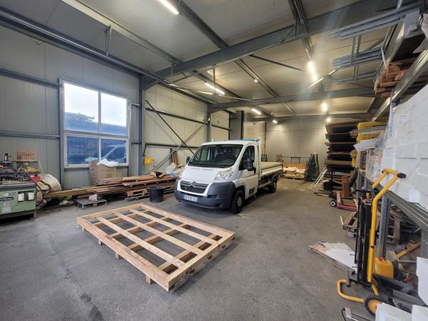 A VENDRE - Bâtiment industriel de 2 820 m² environ sur foncier de plus de 7 000 m² - Montaigu Vendée