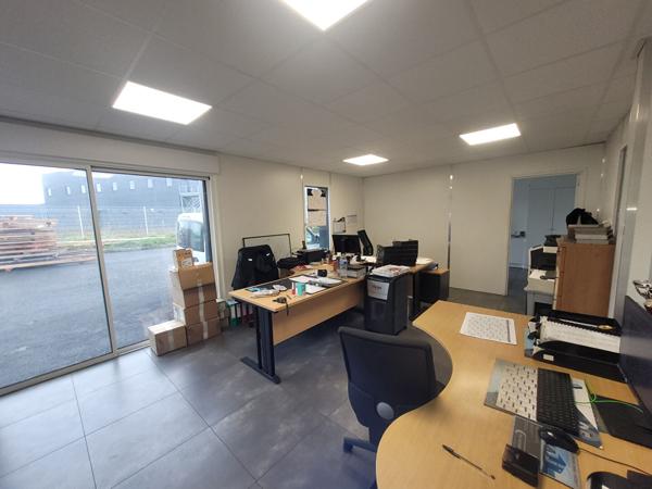 A VENDRE - Bâtiment industriel de 2 820 m² environ sur foncier de plus de 7 000 m² - Montaigu Vendée