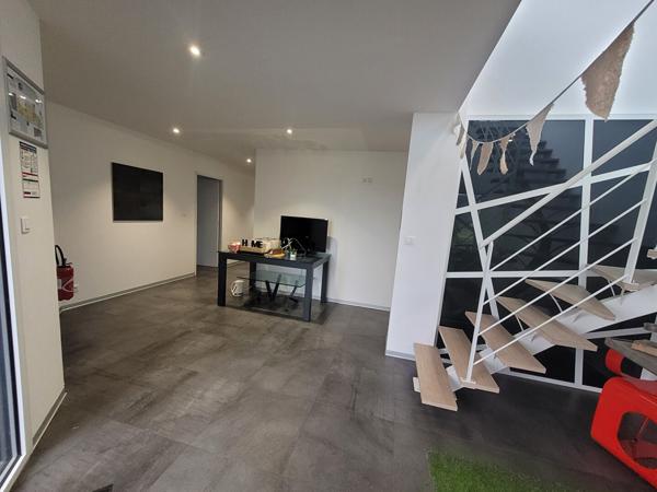 A VENDRE - Bâtiment industriel de 2 820 m² environ sur foncier de plus de 7 000 m² - Montaigu Vendée