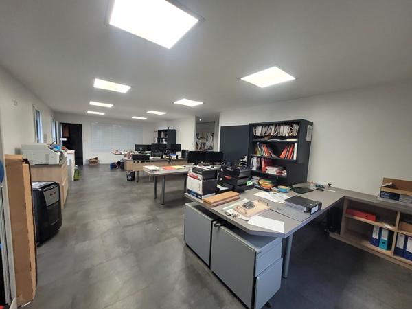 A VENDRE - Bâtiment industriel de 2 820 m² environ sur foncier de plus de 7 000 m² - Montaigu Vendée