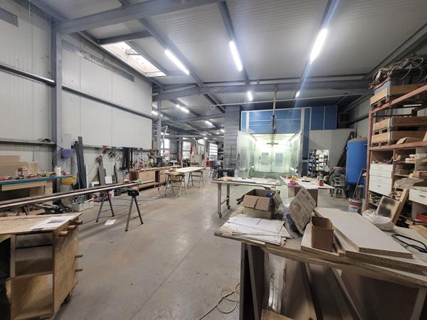 A VENDRE - Bâtiment industriel de 2 820 m² environ sur foncier de plus de 7 000 m² - Montaigu Vendée